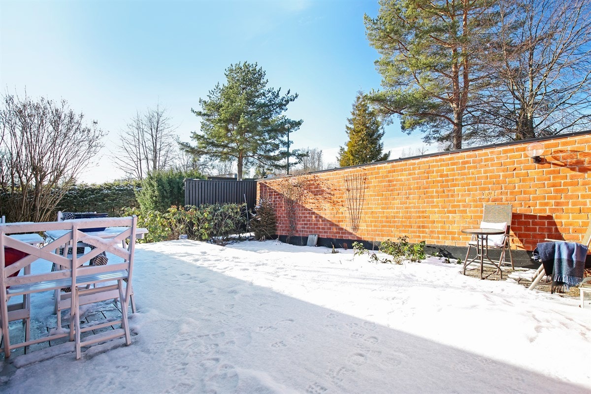Terrasse, usjenert med peristyl. Galleribilde