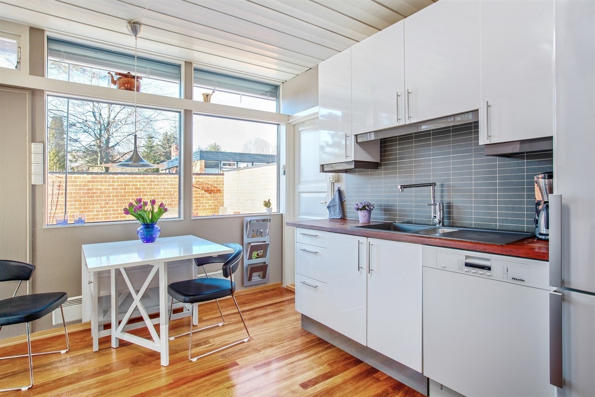 Hyggelig spiseplass på kjøkkenet ved store vinduer. Usjenert. Galleribilde