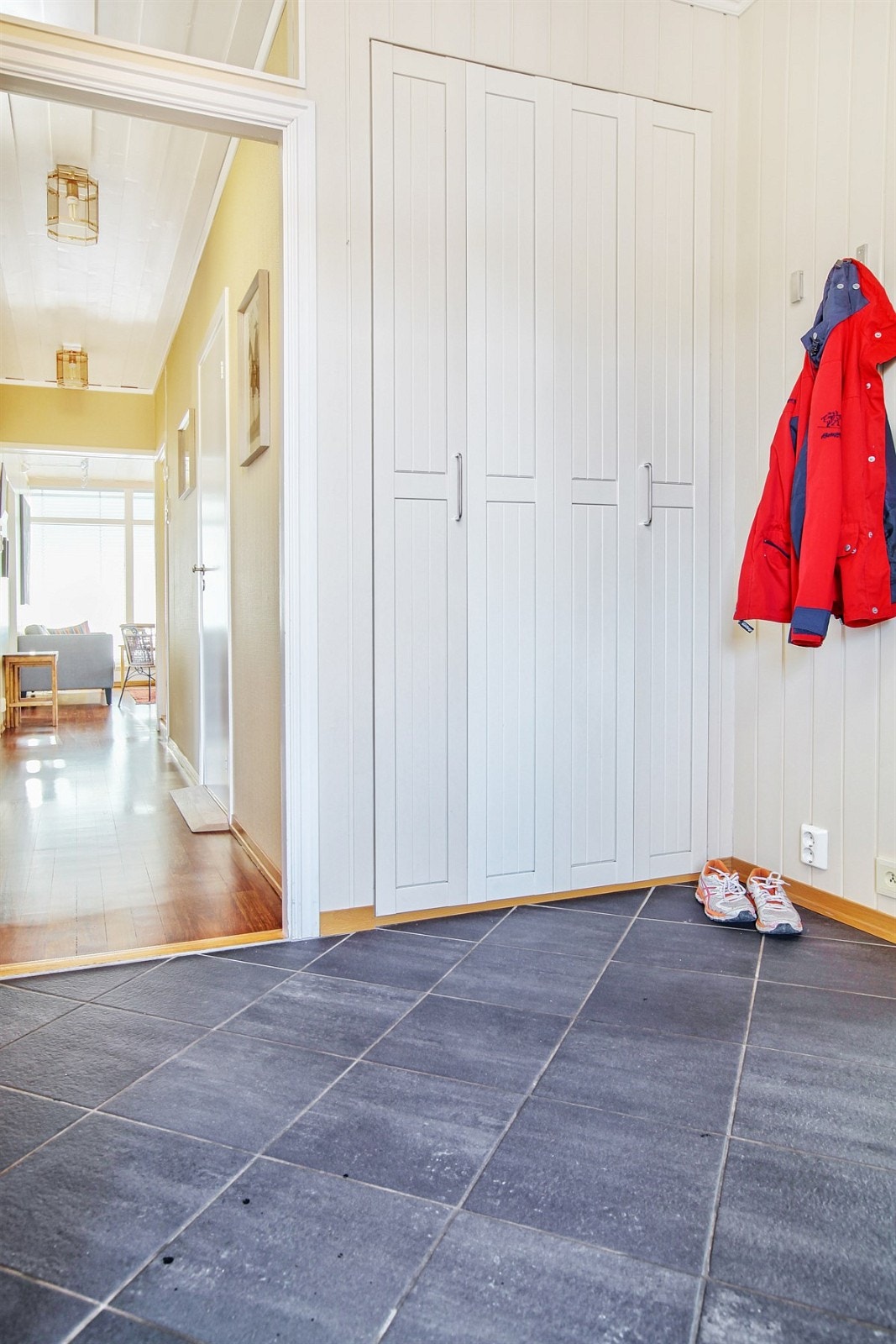 Garderobe i entre, varmekabler i gulvet. Galleribilde