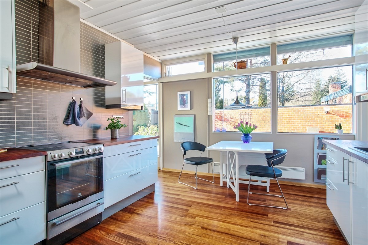 Spiseplass og store vinduer på kjøkkenet. Trivelig innemiljø. Galleribilde