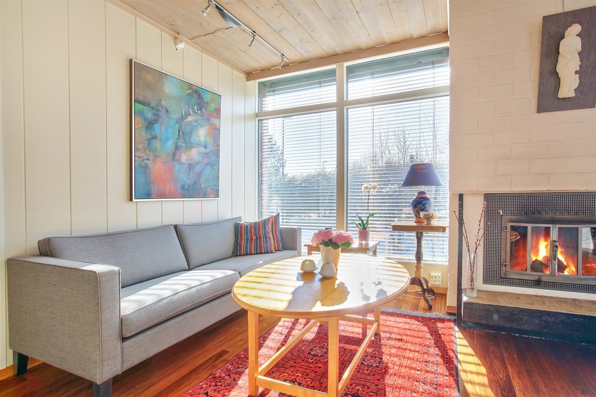 God plass til flere sittegrupper i stuen. Galleribilde