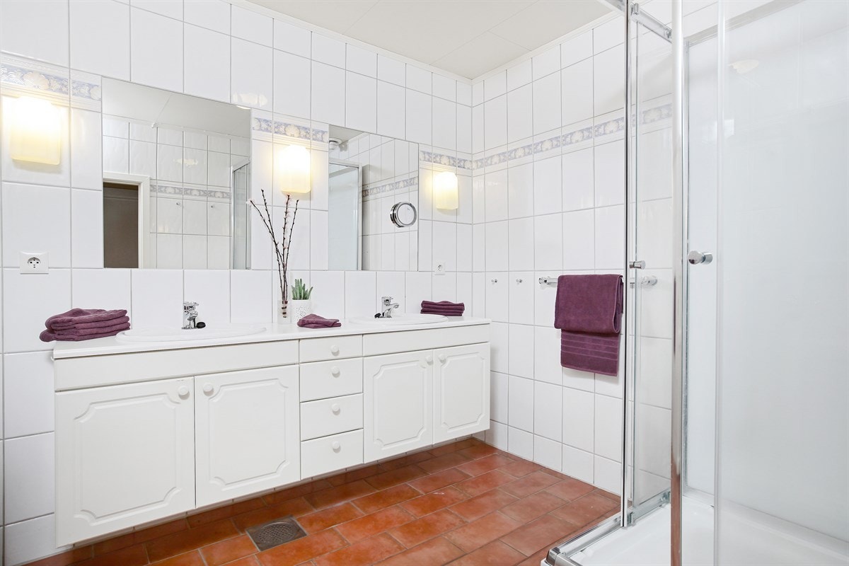 Bad med dusj, varmekabler i gulvet. Galleribilde