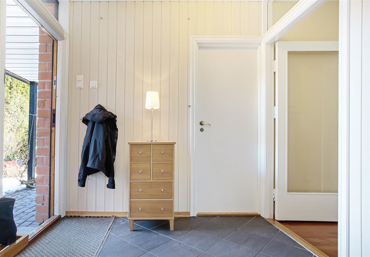 Entre/hall med garderobe. Galleribilde