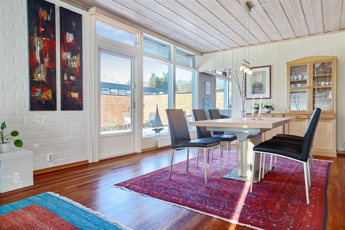 Spisestueavdeling med plass til langbord. Utgang til solrik terrasse på 40 kvm. Galleribilde