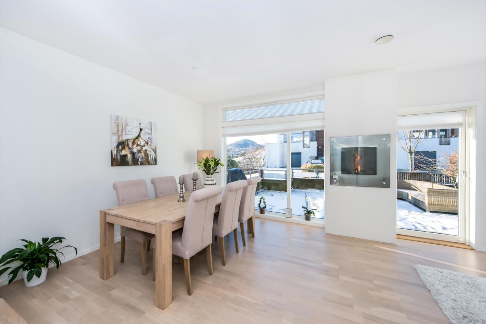 Stuen er lys og luftig med god takhøyde og store vindusflater som sørger for at det slippes inn rikelig med naturlig lys. Galleribilde