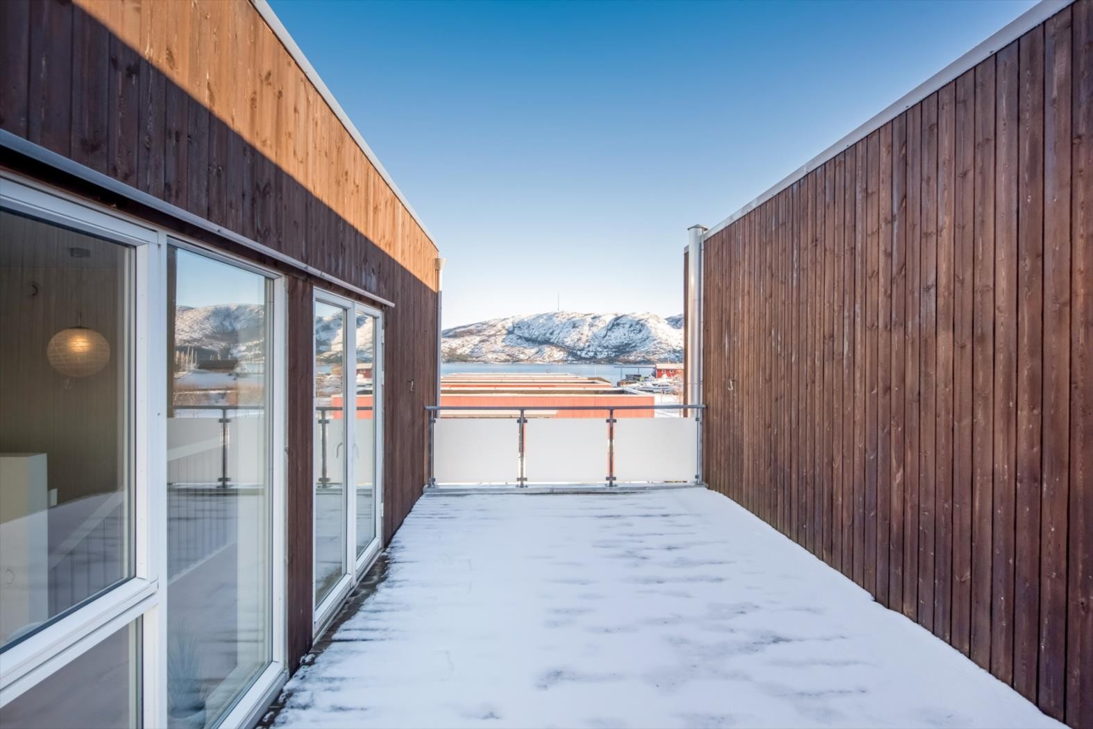 På balkongen sitter man usjenert til med sol hele dagen og flott utsikt mot sjøen. Galleribilde