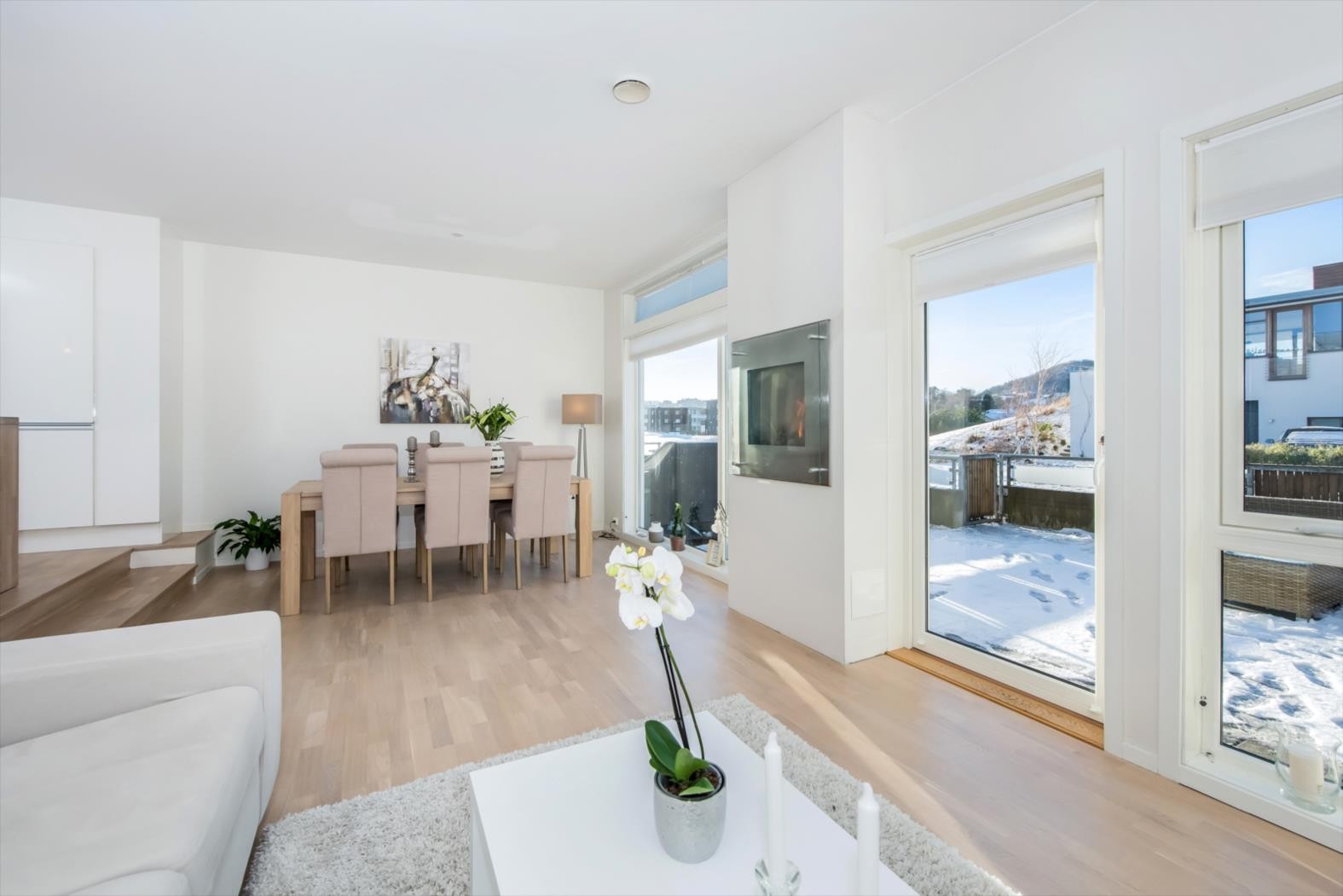 Fra stuen har man utgang til en stor vestvendt terrasse med gode solforhold og lun beliggenhet. Galleribilde