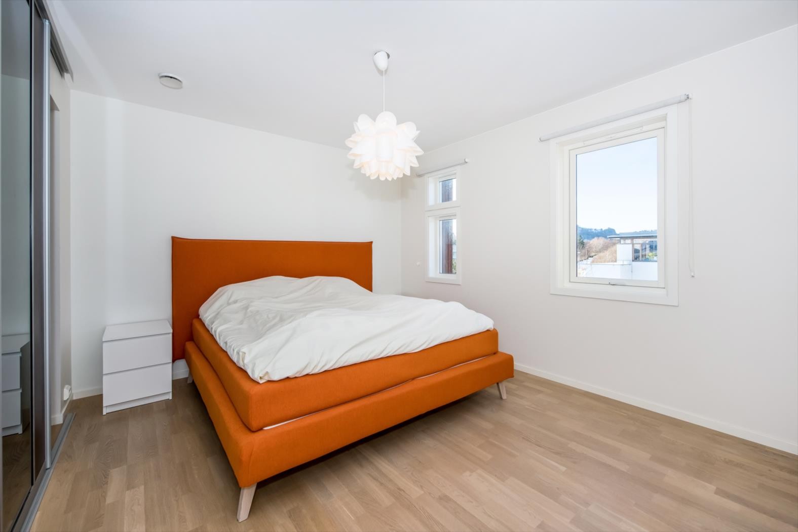 I andre etasje finner man 3 av boligens 4 soverom, samt bad. Galleribilde