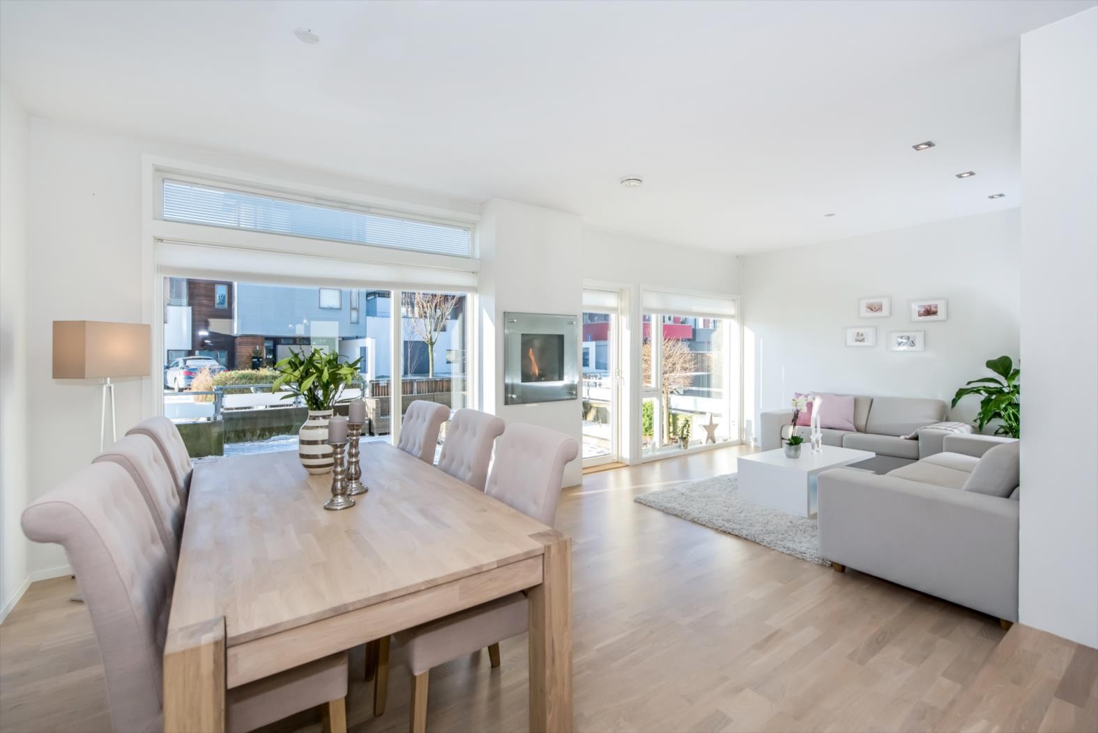 Stuen gir god plass til å innrede med spisebord og sittegruppe og gasspeisen kommer godt med i kjølige vintermåneder. Galleribilde