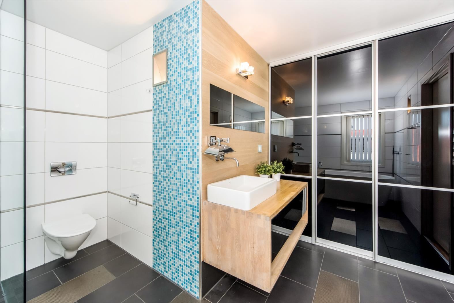 Opplegg for vaskemaskin er skjult bak skyvedører. Galleribilde