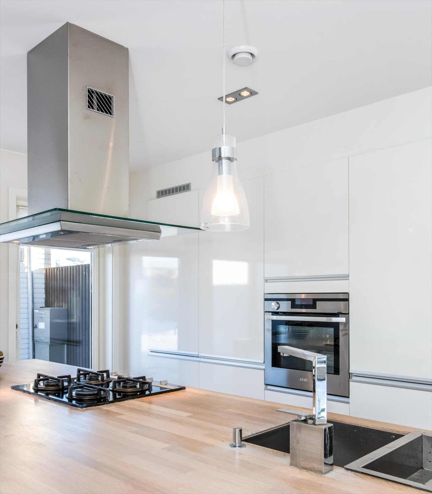 Alle hvitevarer er integrerte, herunder gasskomfyr, stekeovn i ståhøyde, oppvaskmaskin og kjøl/frys. Galleribilde