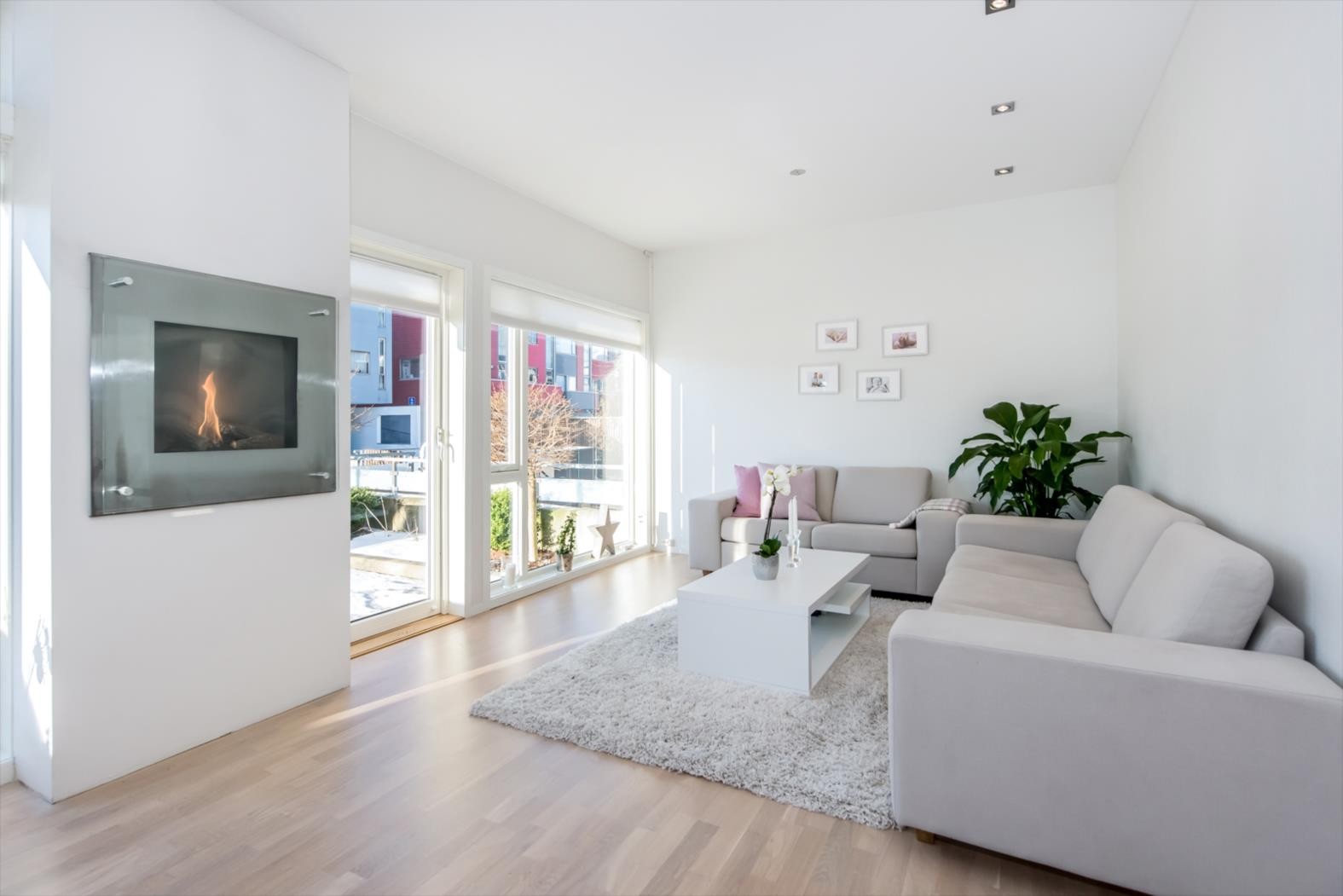 Alle vinduer har spesialtilpasset solskjerming som kan reguleres etter behov. Galleribilde