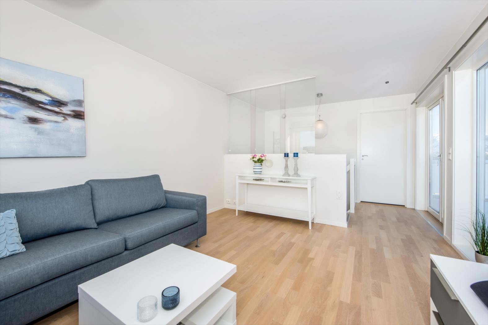 Fra loftstuen har man utgang til en skjermet balkong. I denne etasjen har man også et fjerde soverom innredet med garderobeskap. Galleribilde