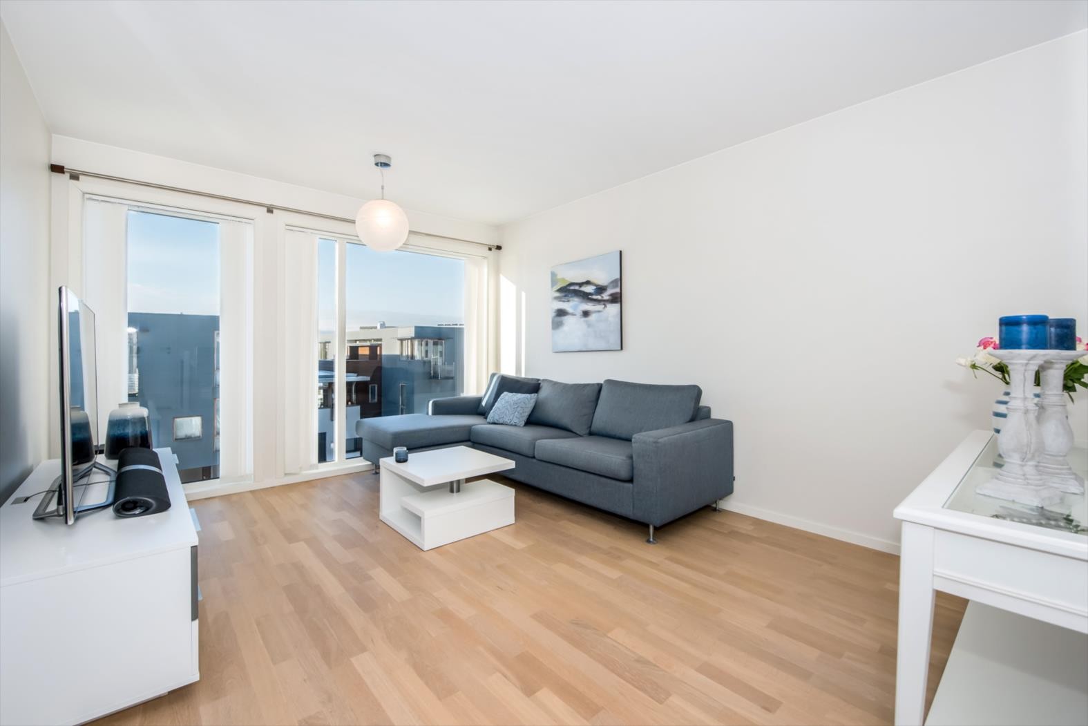 Trivelig loftstue med god plass til sofagruppe. Galleribilde