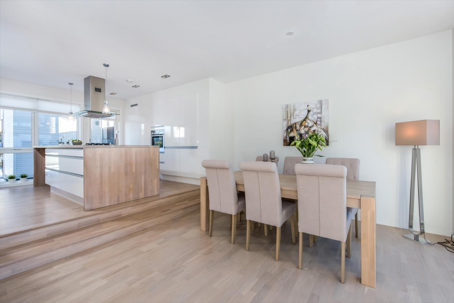 Kjøkkenet er i en åpen løsning ned mot stuen Galleribilde