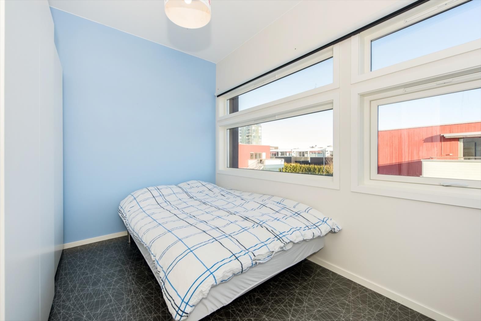 Det er parkett på gulv i to av soverommene, mens på gulv i de to rommene som er beregnet på de yngste er det lagt støtdempende belegg. Galleribilde