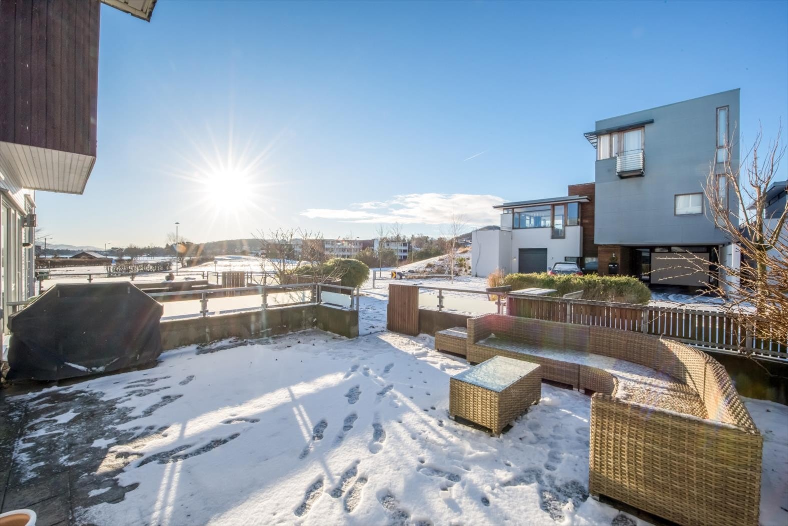 Herlig uteplass med utgang fra stue. Galleribilde