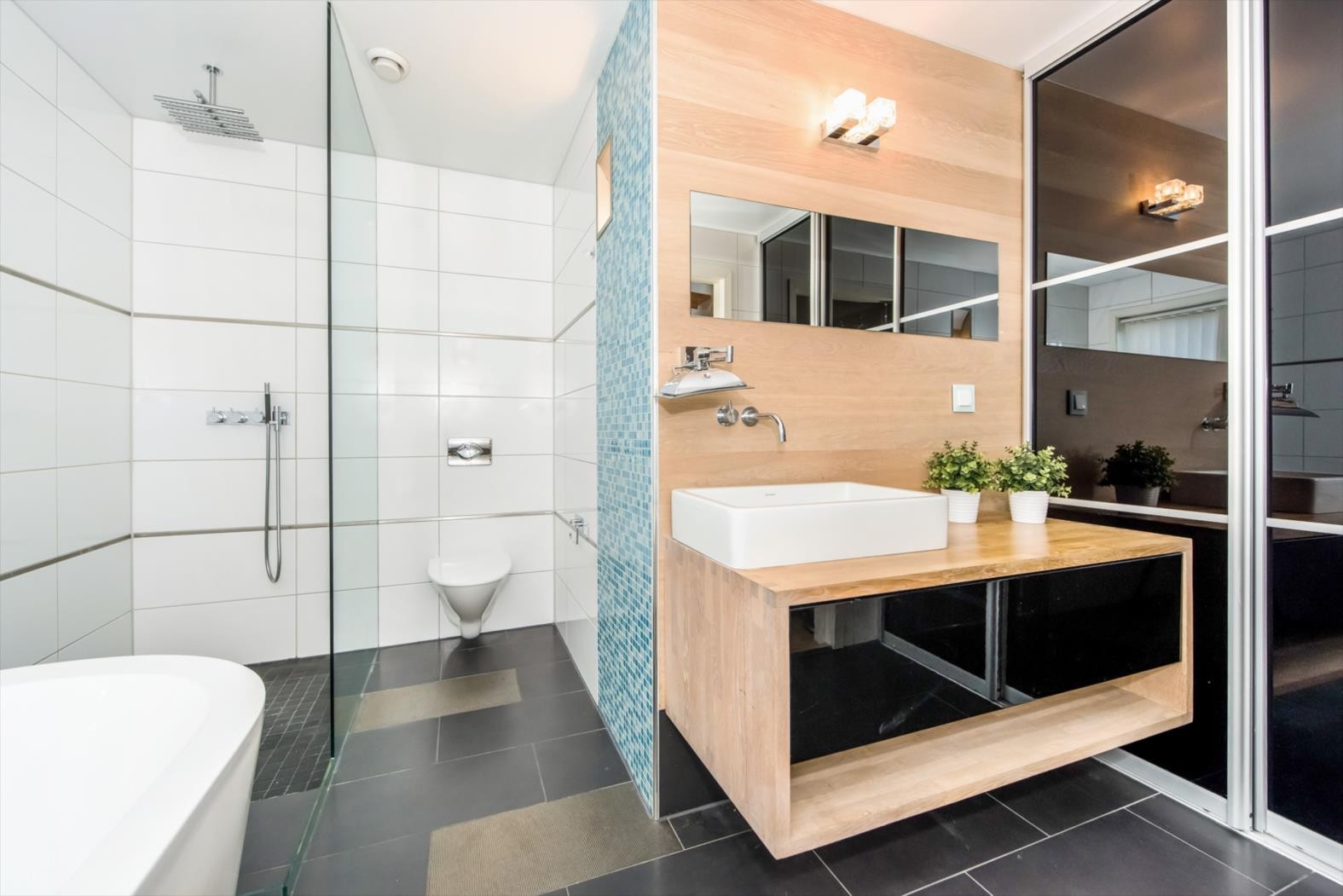 Delikat bad av god størrelse med flotte, tidløse fliser og detaljer i mosaikk. Galleribilde