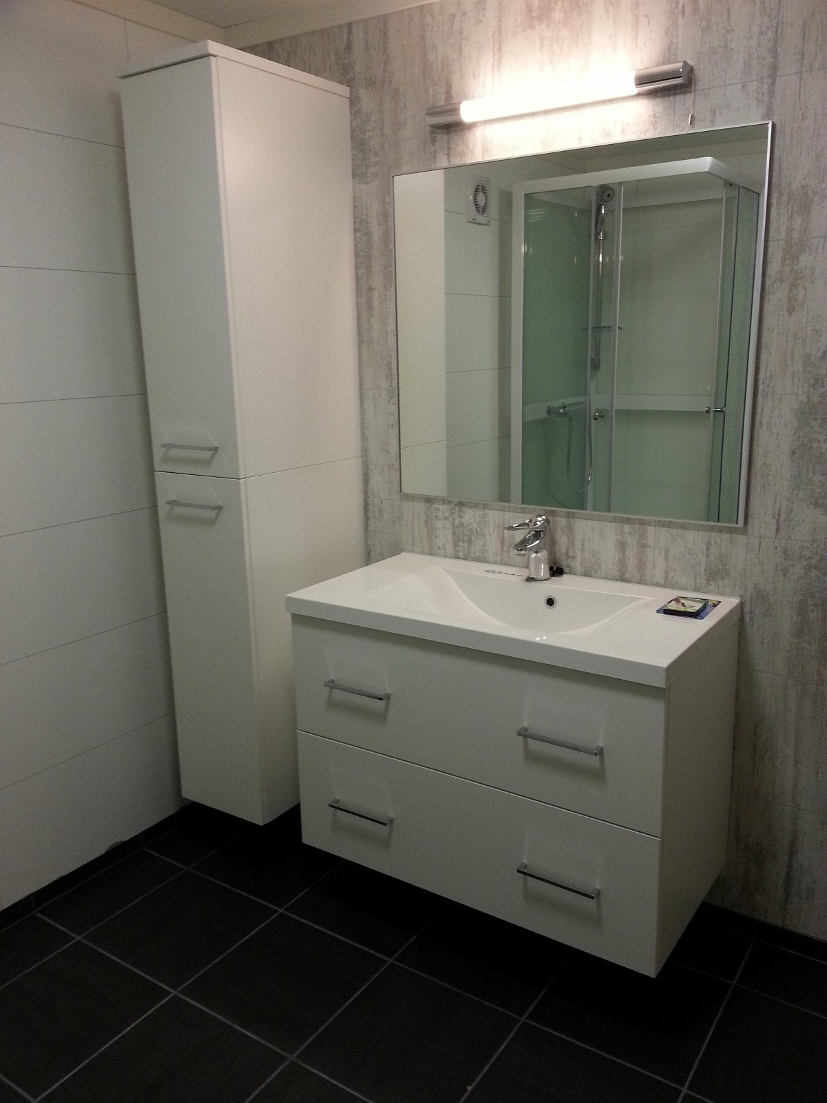 Bad med god oppbevaringsplass, dusjkabinett, wc, varmekabler, uttak til vaskemaskin og tørketrommel. Plass til tørkestativ. Galleribilde