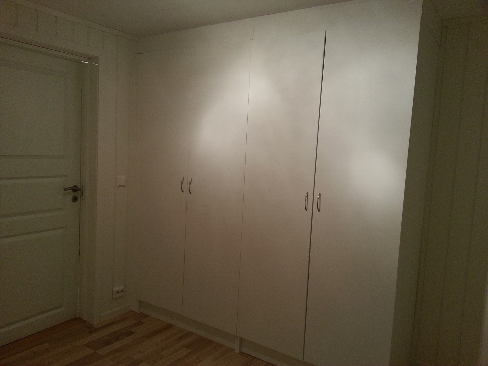 To doble klesskap på det største soverommet, ett dobbelt klesskap på det minste soverommet. Galleribilde