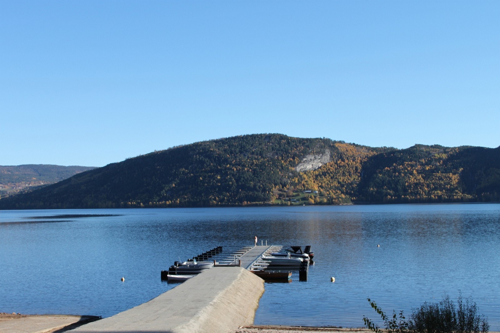 Eige bryggjeanlegg med moglegheit for å leige plass. Galleribilde