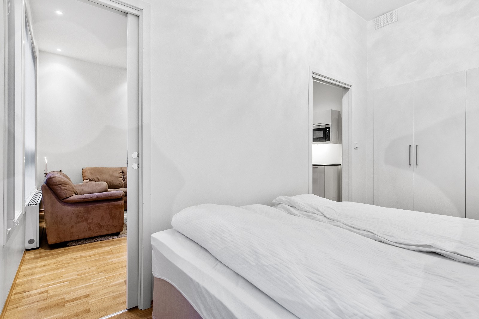 Stort soverom med godt med garderobeplass Galleribilde