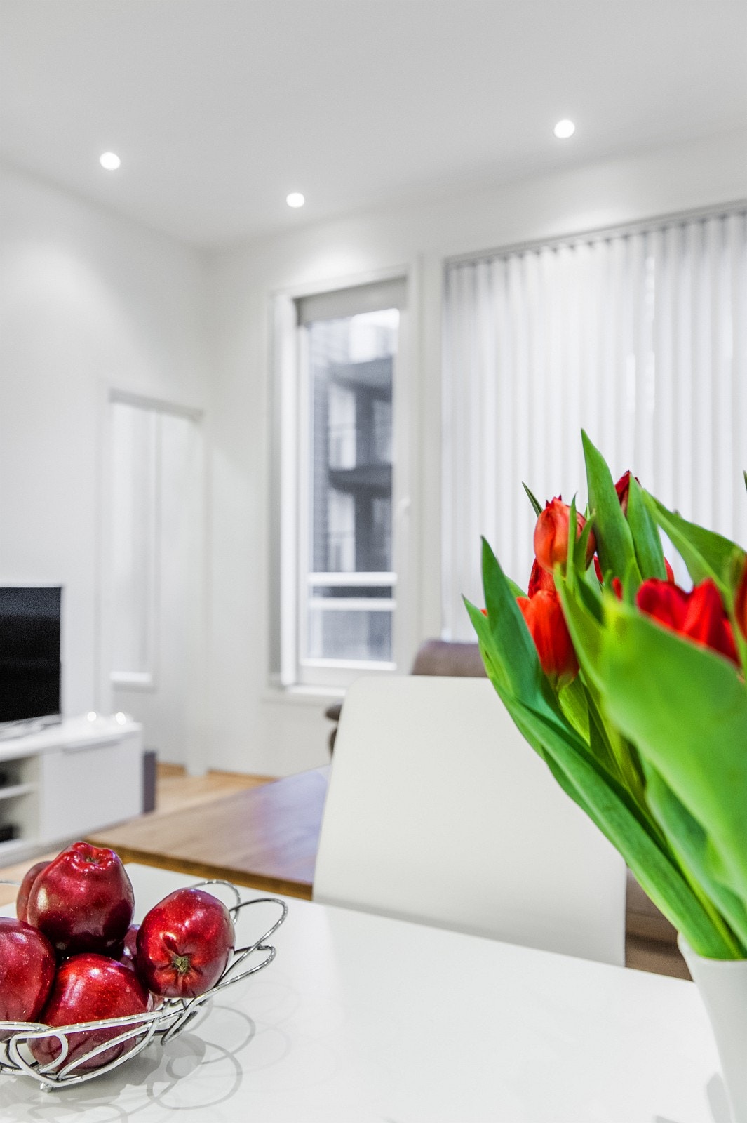 Med 3 meter takhøyde og spotter som lyskilde virker leiligheten luftig og stilren Galleribilde