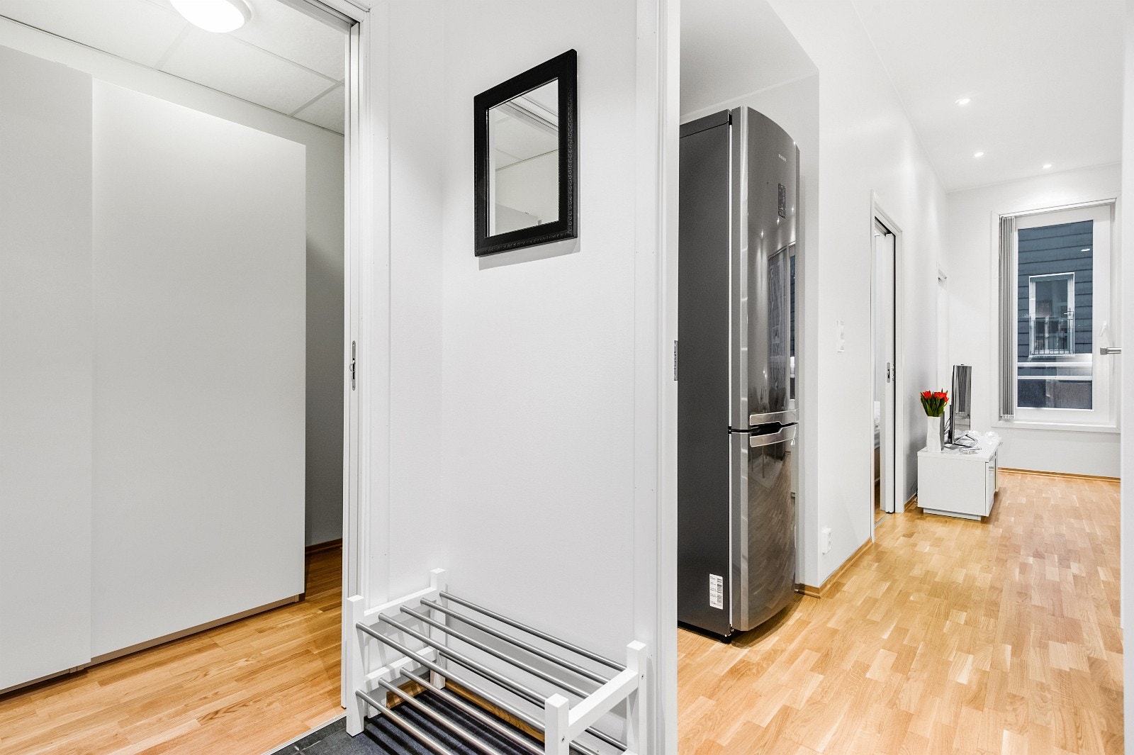 Stor innvendig bod samt lyst og innbydende inngangsparti Galleribilde