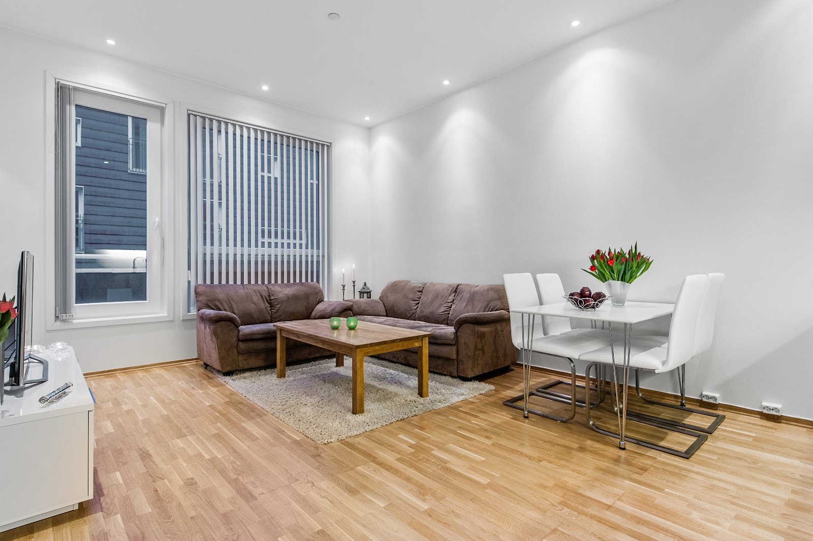 God plass til sofagruppe samt spisebord Galleribilde