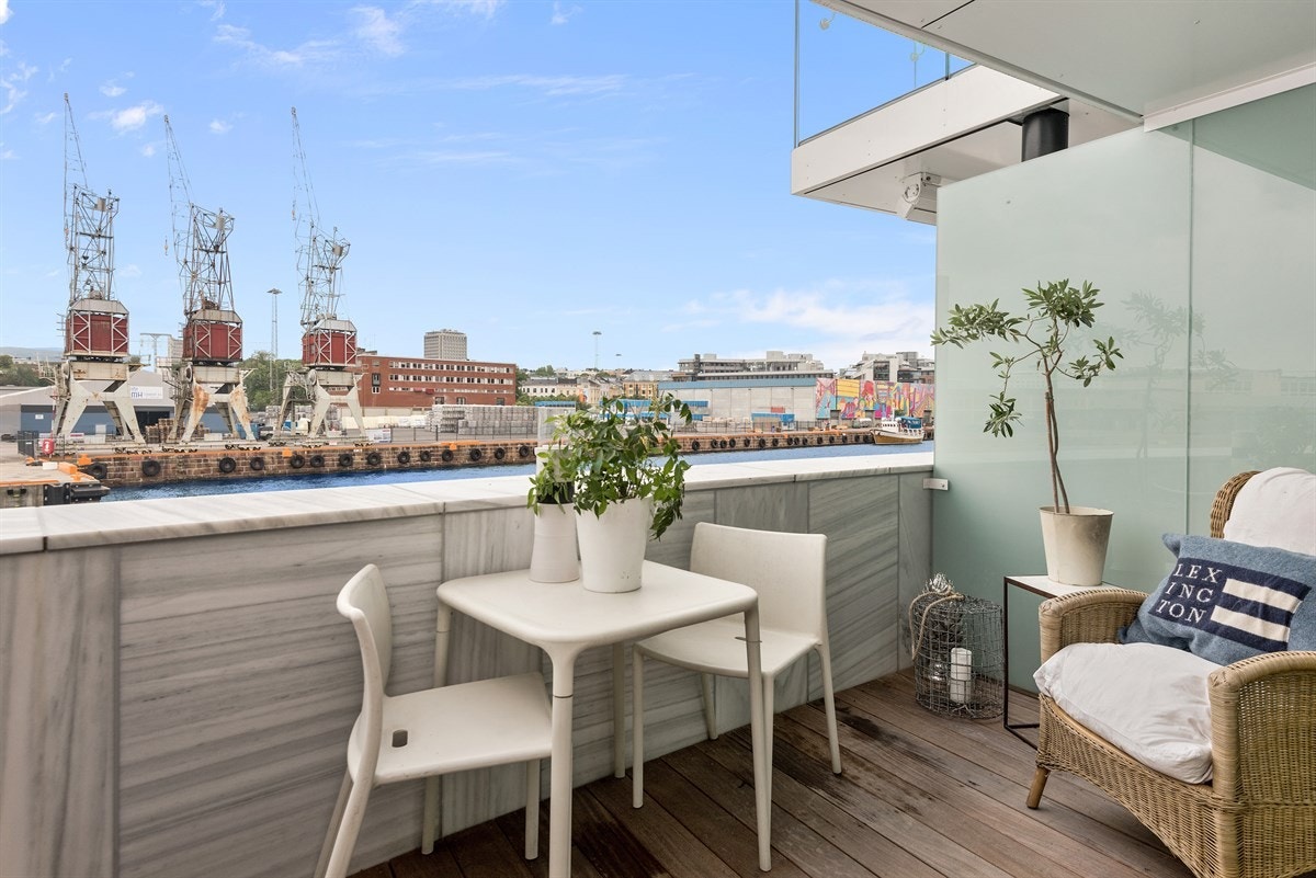 Stor terrasse med hyggelige sitteplasser Galleribilde