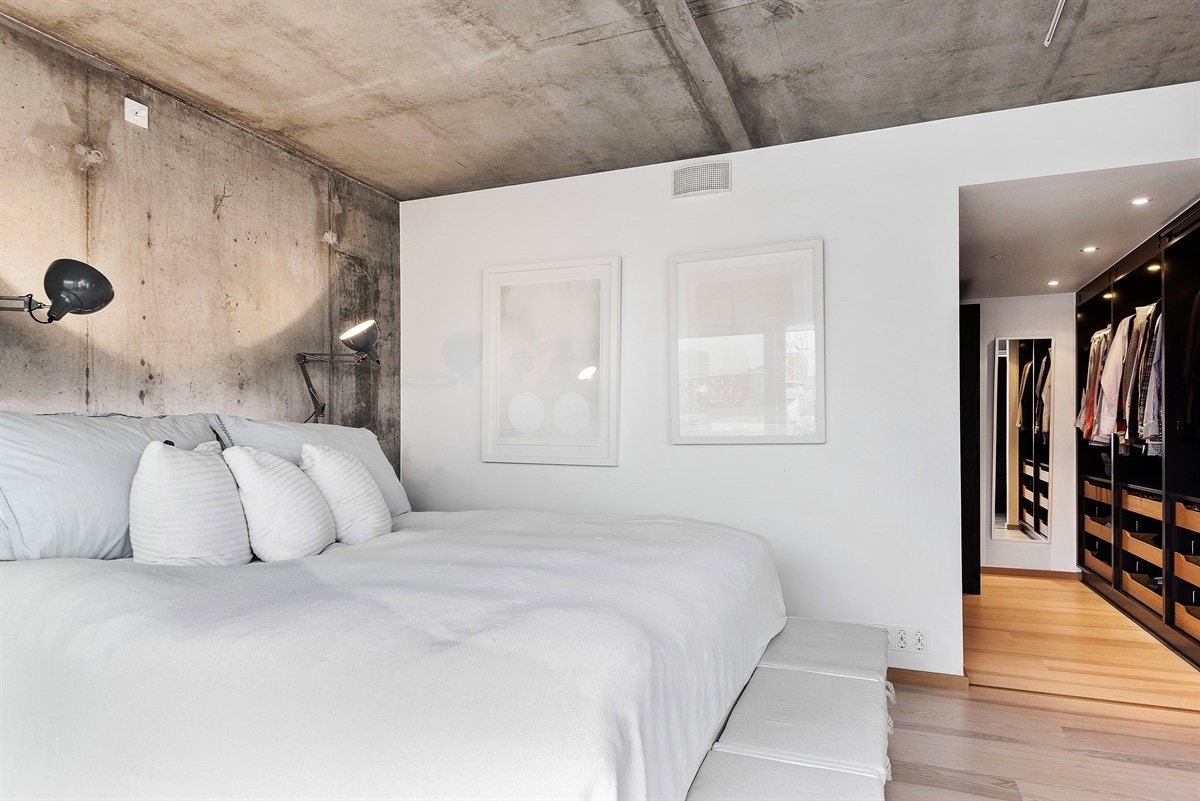 Soverommet har direkte inngang til romslig walk in closet Galleribilde