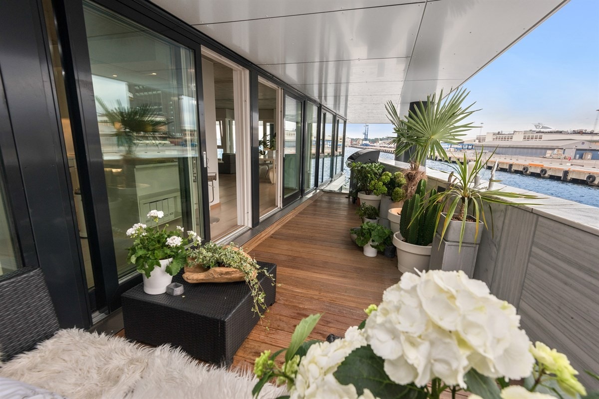 Terrasse med lunt tredekke og pent utsyn Galleribilde