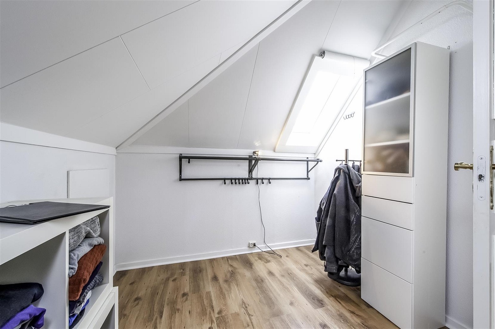 Rom på loft som i dag brukes som soverom/walk-in-closet. Galleribilde
