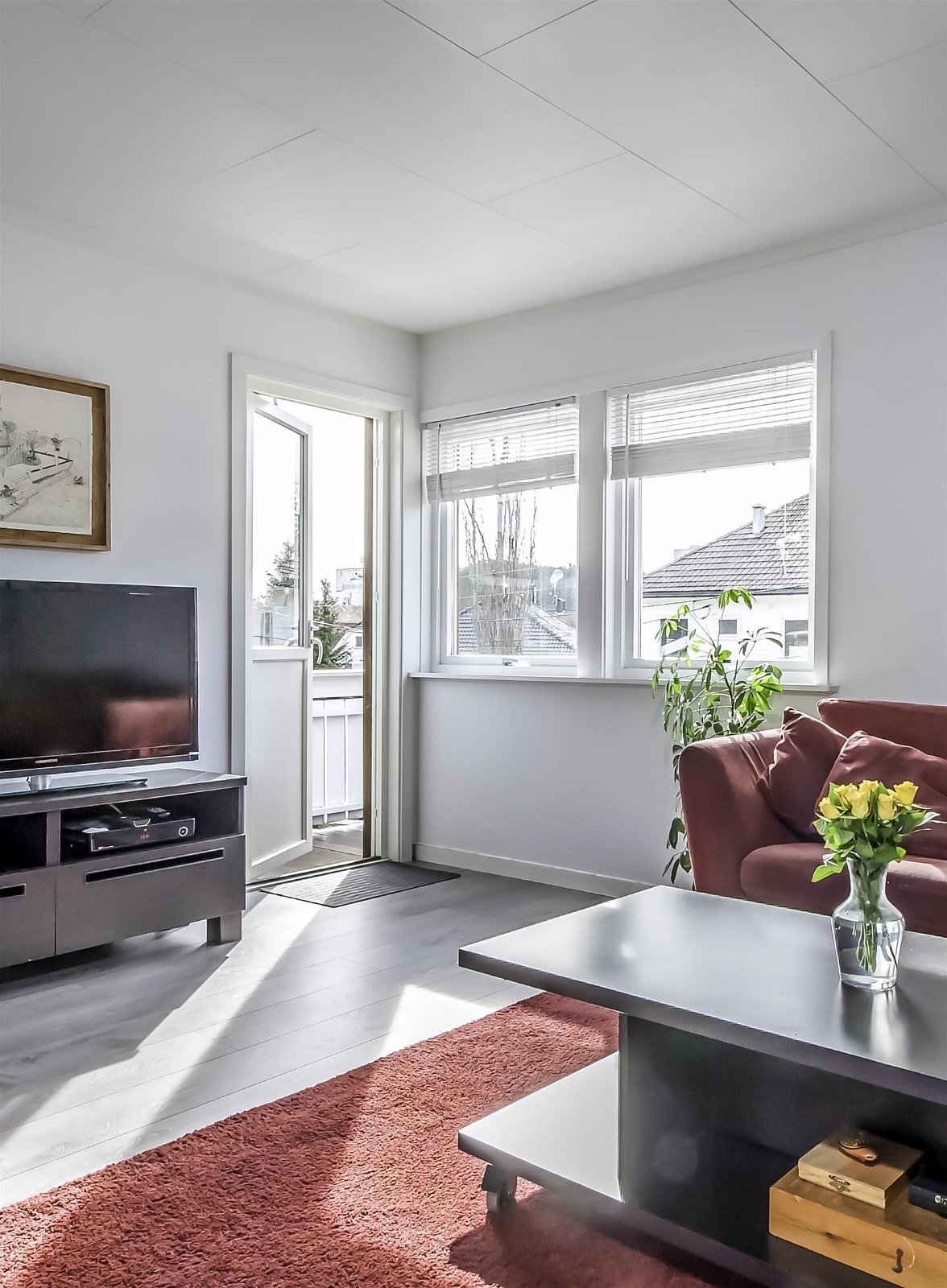 Fra stuen er det utgang til egen balkong og trapp ned til hagen på baksiden av bygget. Galleribilde