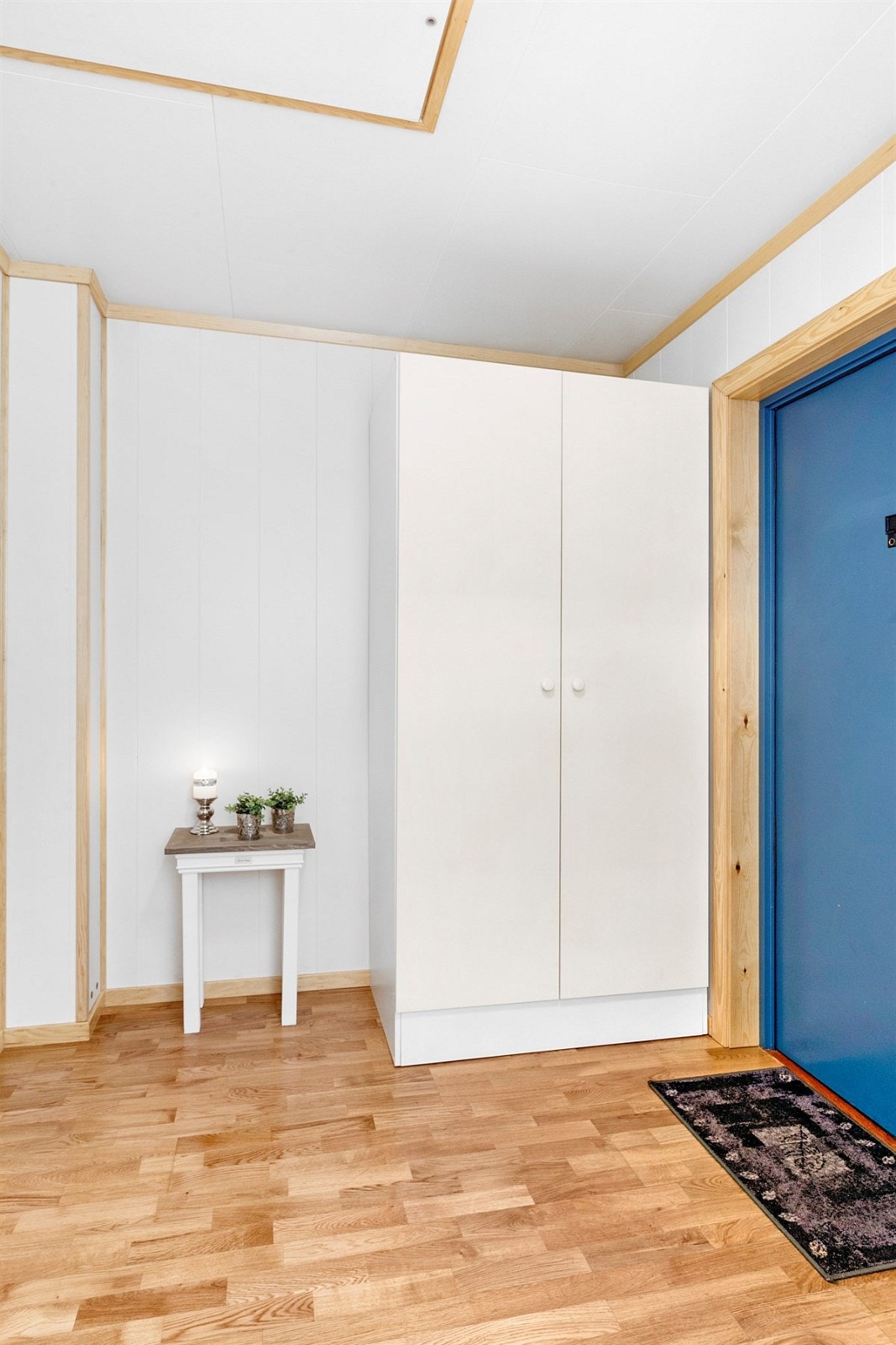 Innbydende entre med plass til sko og yttertøy Galleribilde