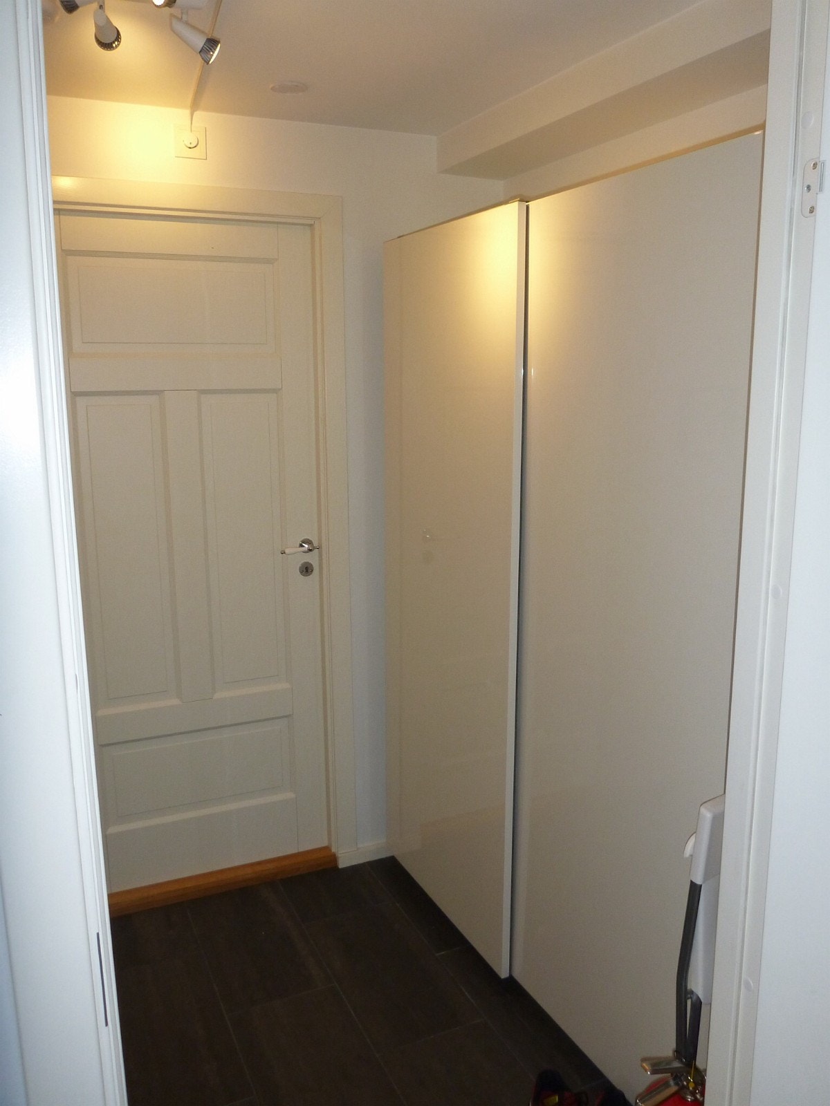 Garderobe i gang Galleribilde
