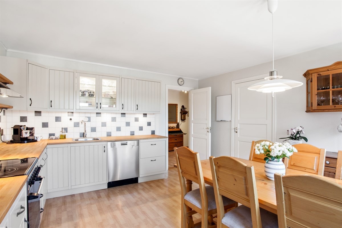 Kjøkken med stor, praktisk benkplass. Galleribilde