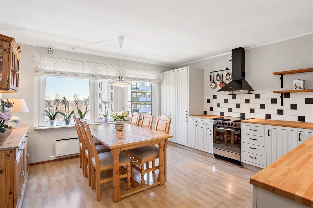 Lyst og pent kjøkken med fransk luftebalkong. Galleribilde