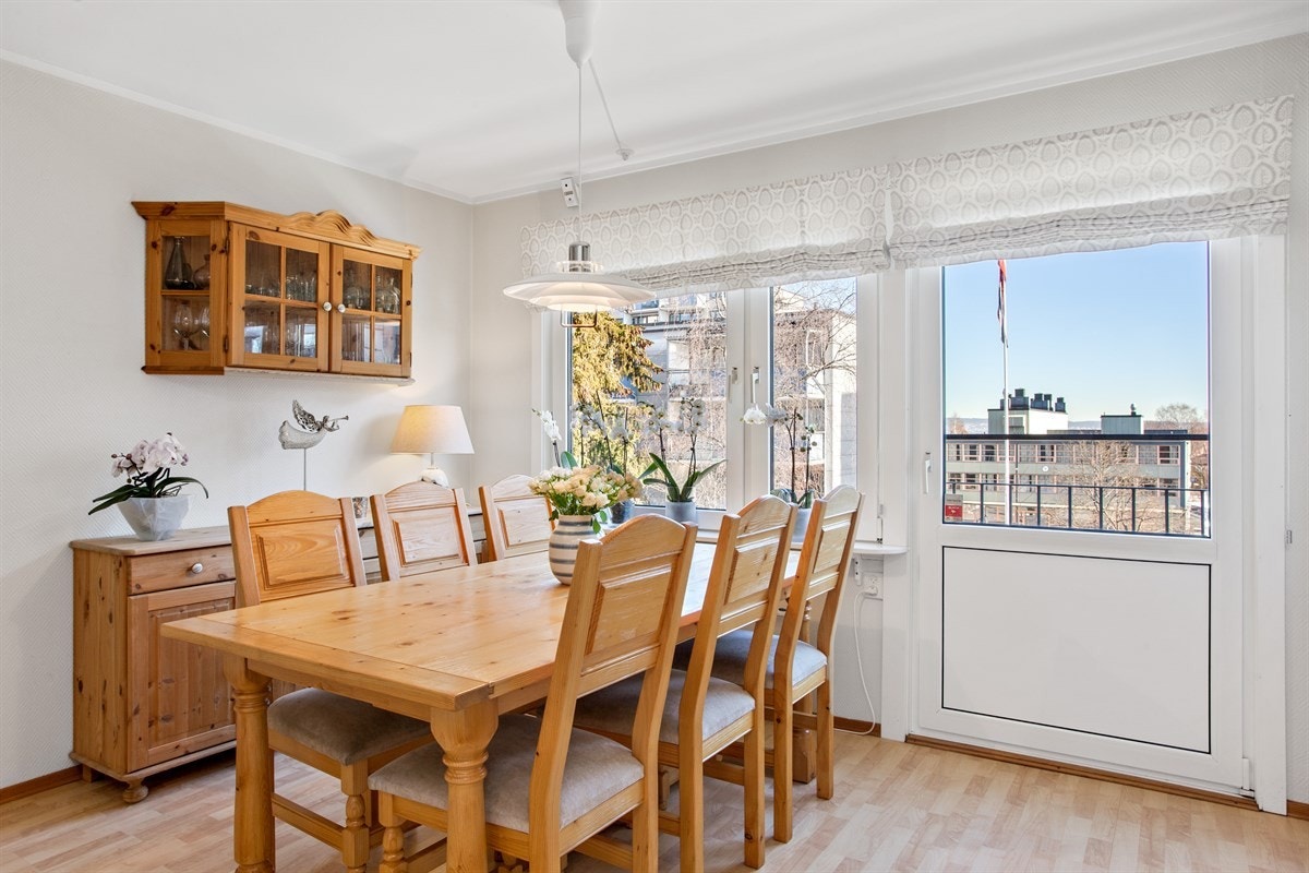 Stor spiseplass på kjøkken som gir rom for hyggelige selskaper. Galleribilde