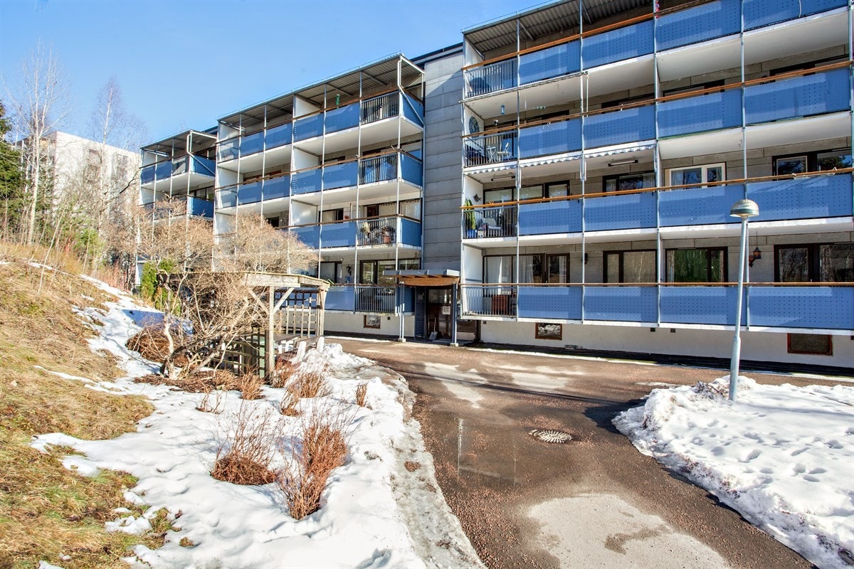 Hyggelig intern beliggenhet med balkonger vendt mot friområde. Galleribilde