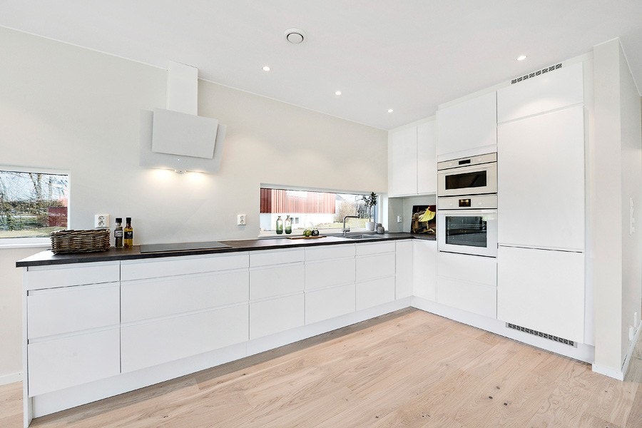 Lekkert kjøkken i hvit utførelse Galleribilde