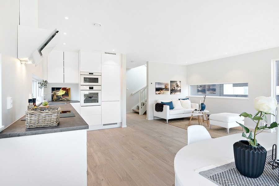 Stort allrom i 1. etasje i forbindelse med kjøkken Galleribilde