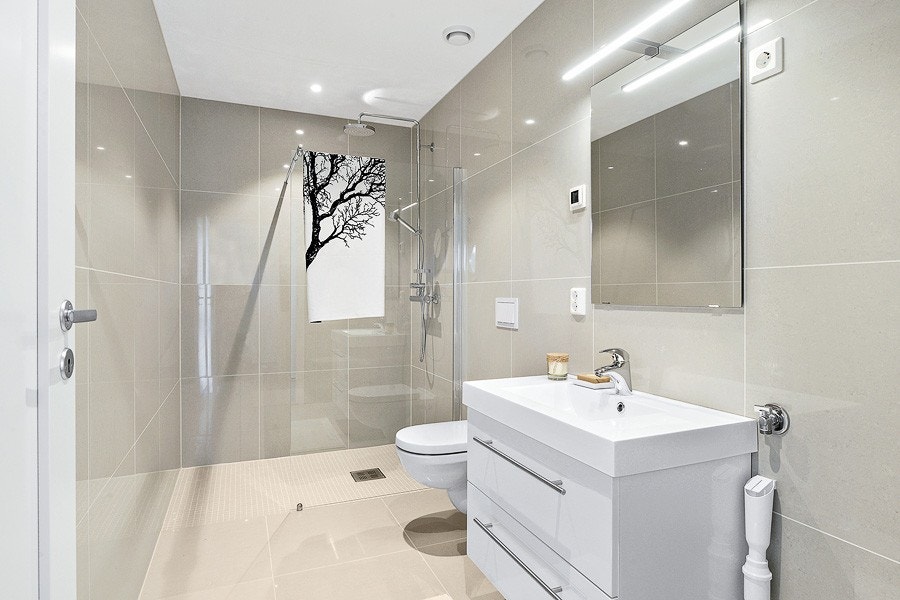 Pen baderomsinnredning med hvite slette fronter Galleribilde