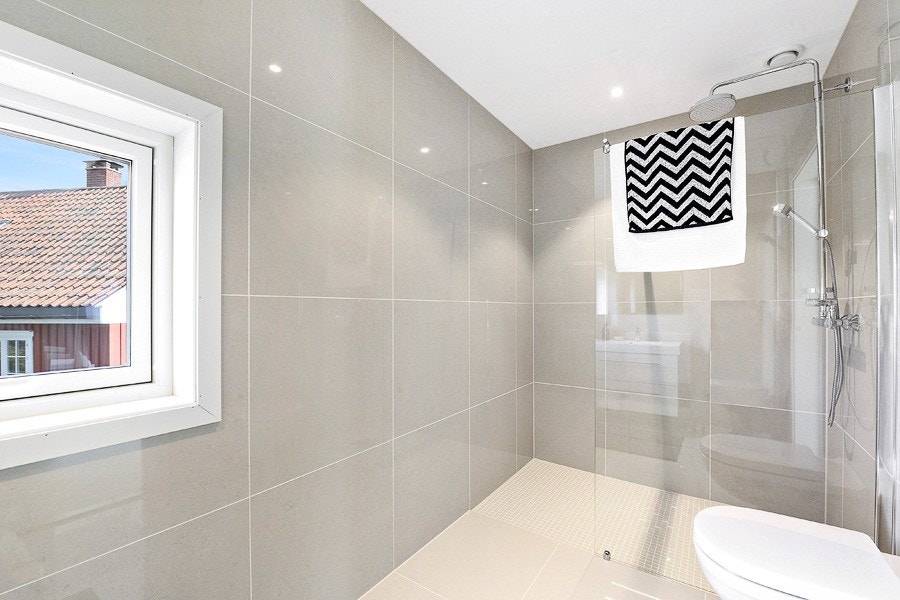 Lekkert baderom med 60x60 fliser Galleribilde