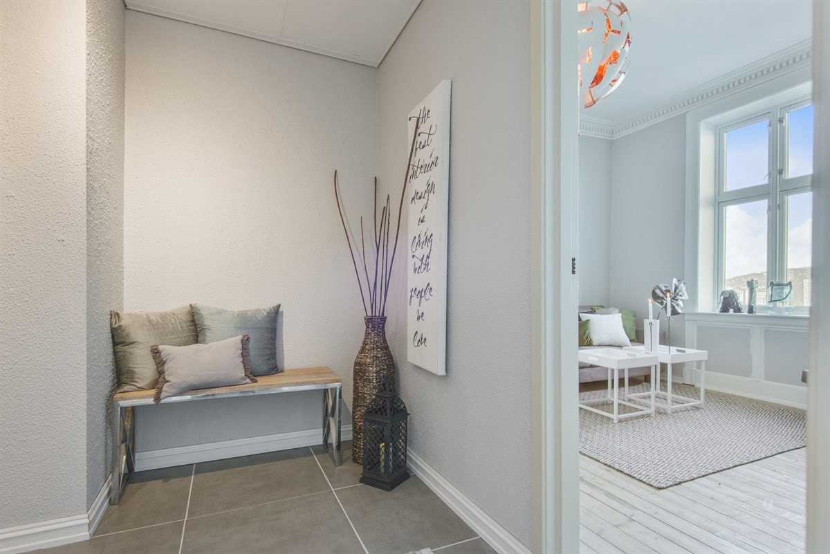 Entreen er romslig med god plass til å sette inn garderobeskap eller egne hyllesystemer. Galleribilde