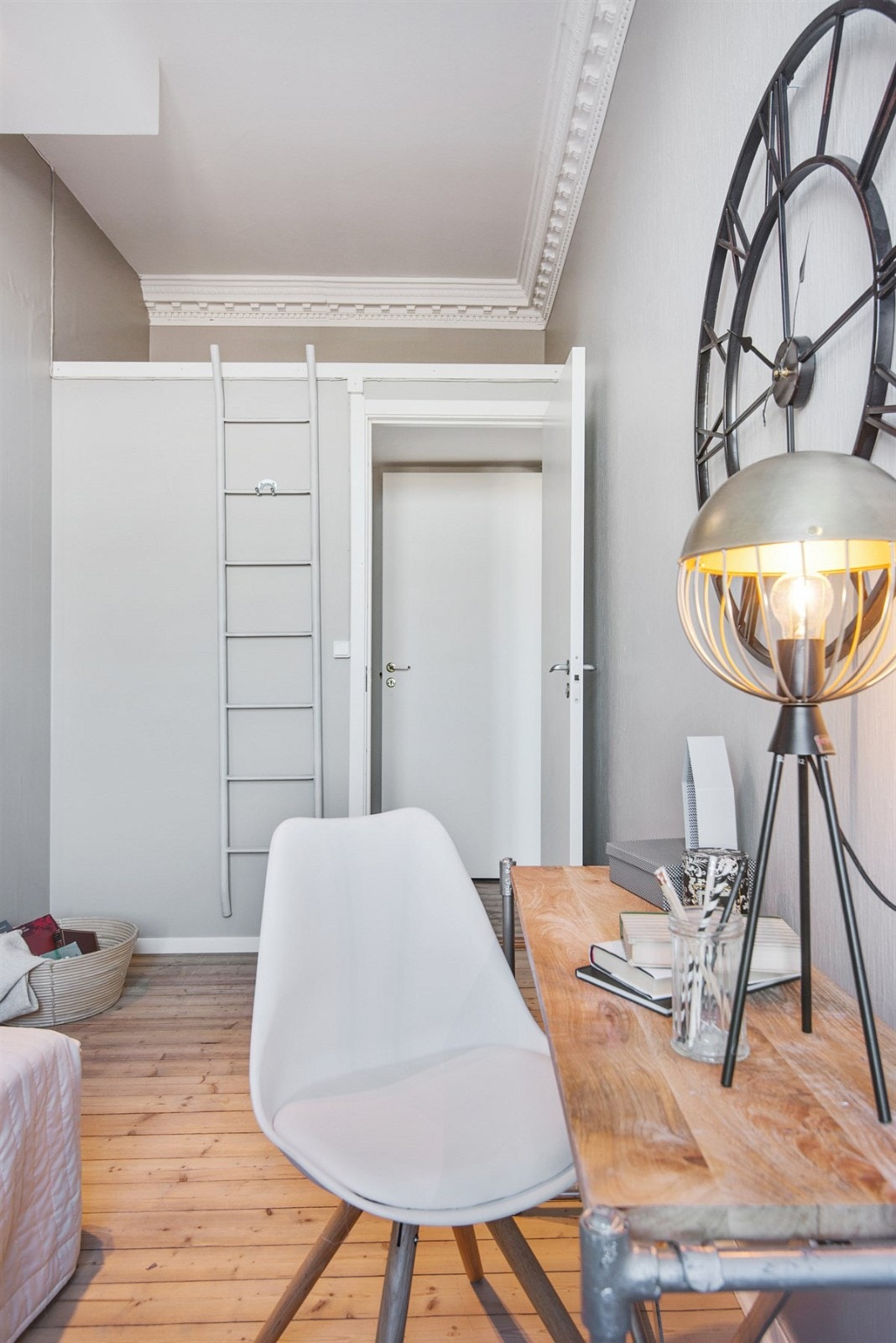 Hemsløsning for lagring, og et innebygget garderobeskap eller en innvendig bod til lagring. Galleribilde