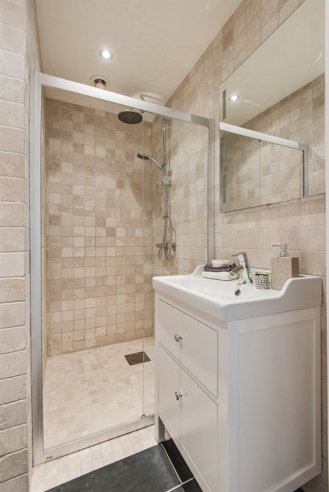 Det er egen dusjnisje, praktisk og pen innredning samt varmekabler i gulv. Galleribilde