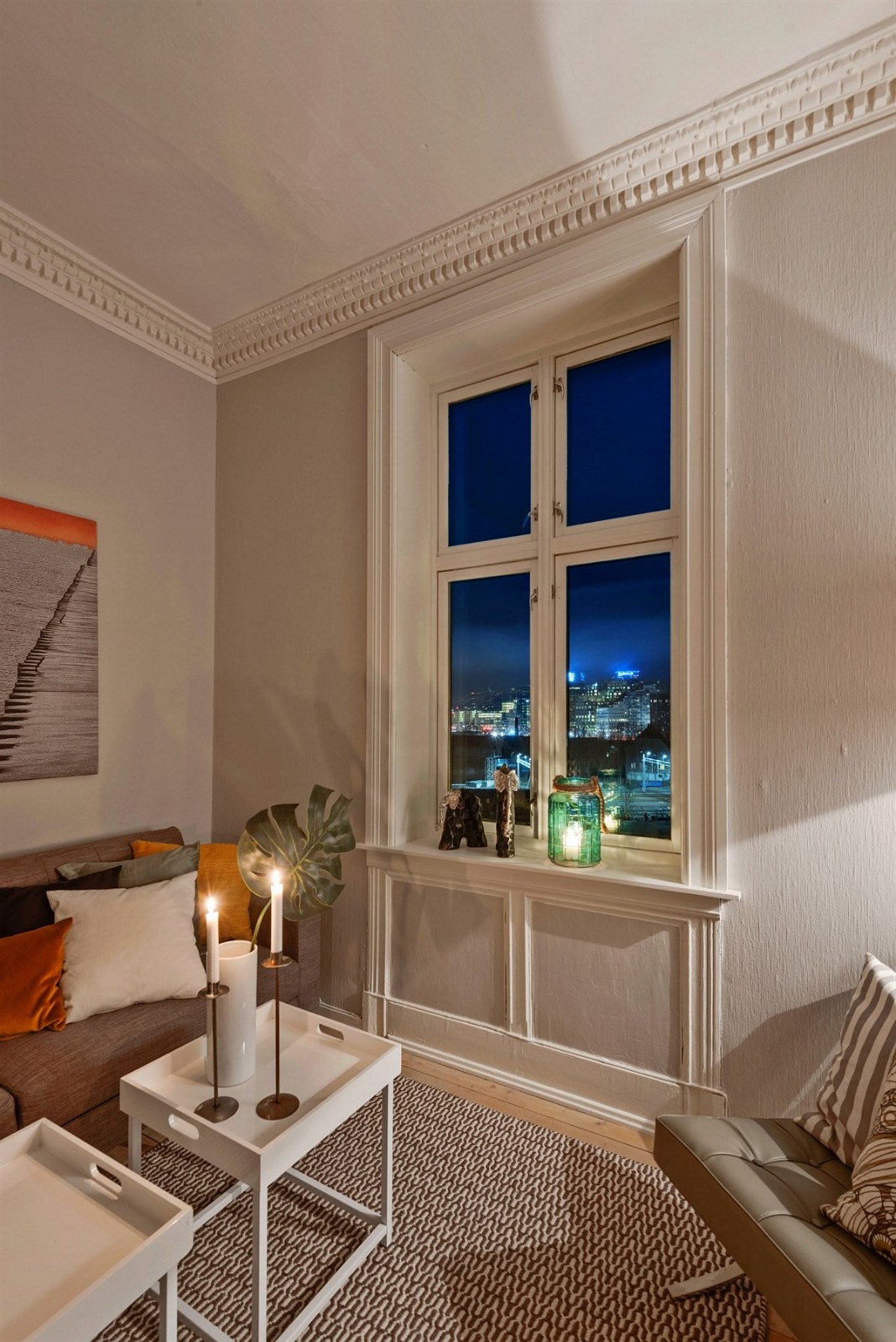 På kvelden er det en helt unik stemning i leiligheten når lysene fra byen kryper inn gjennom vinduene. Galleribilde