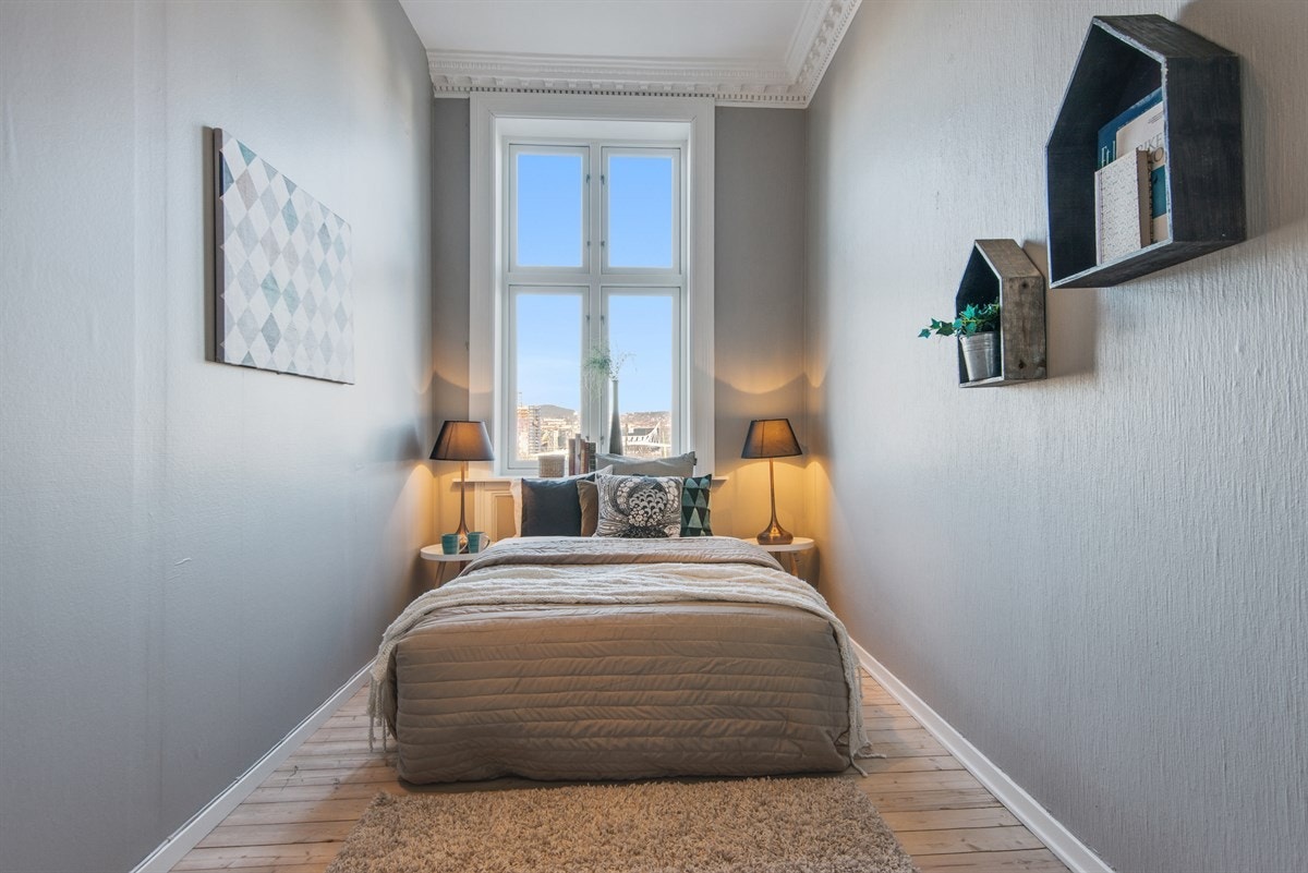 Soverom 1 har god plass til en dobbeltseng, nattbord og ulike skap-/hylleløsninger. Her får du også nydelig utsikt og ingen innsyn. Galleribilde