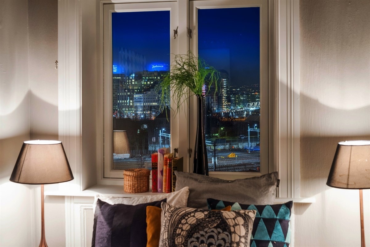 Utsikten fra soverommet på kvelden. Galleribilde